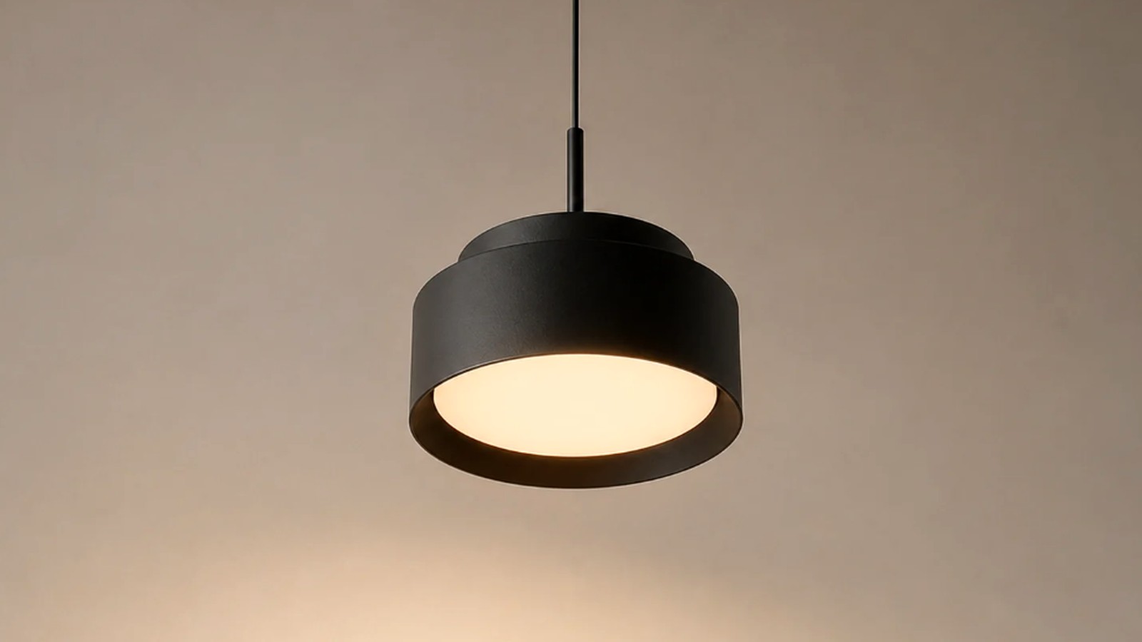 Compact decorative pendant